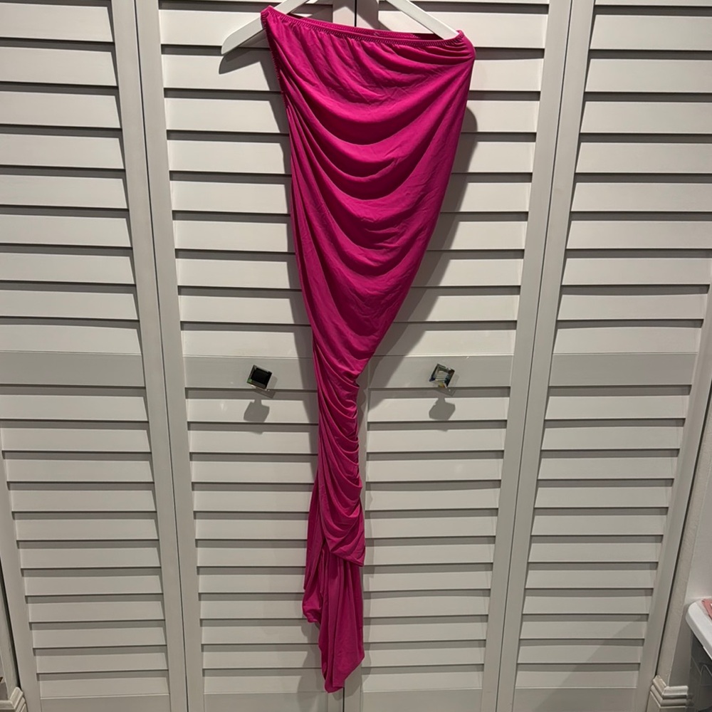 Norma Kamali Diana Pink One-Shoulder Fishtail Dress - Picture 2 of 7